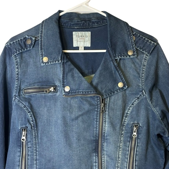 Torrid Stretch Denim Moto Jean Jacket 2/2X Trucker Biker Cropped #11435288 - Picture 3 of 11